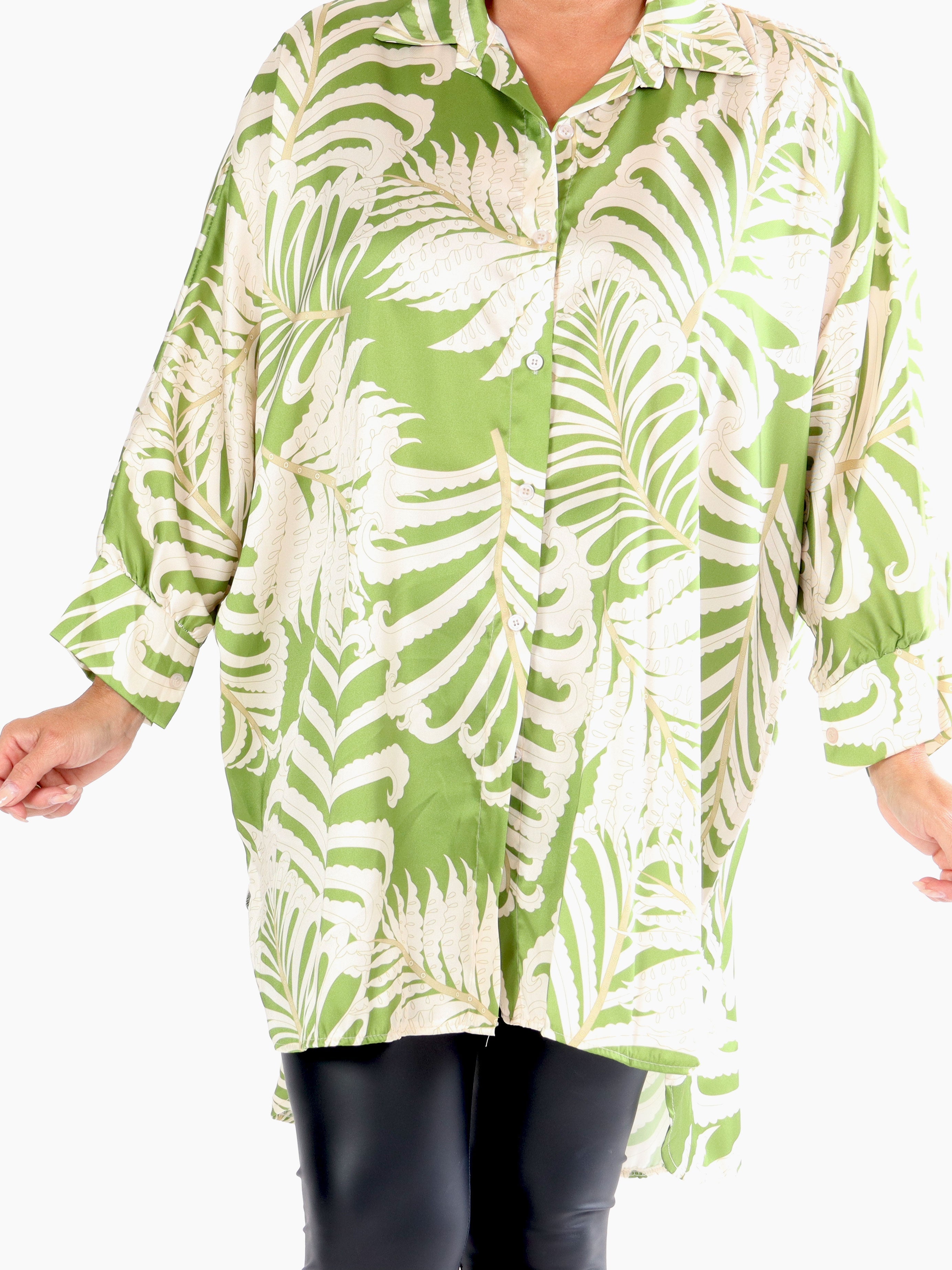 Wilma - Plus size skjortklänning i silkeslook med mönster - Black